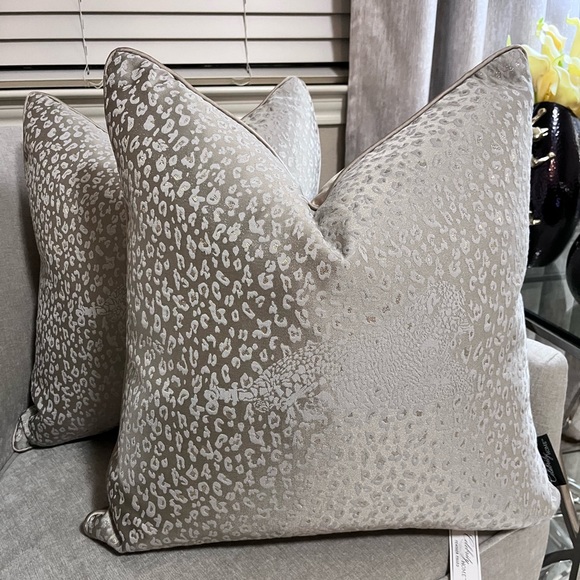1-NWT CELEBRITY HOME CHEETAH
DECORATIVE PILLOWS (Read description for details) - Picture 4 of 17